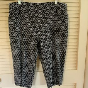 Terra & Sky black & white capris